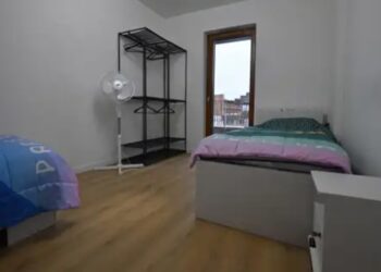 Camas de papel e sem ar condicionado, visitando a Vila Olímpica de Paris