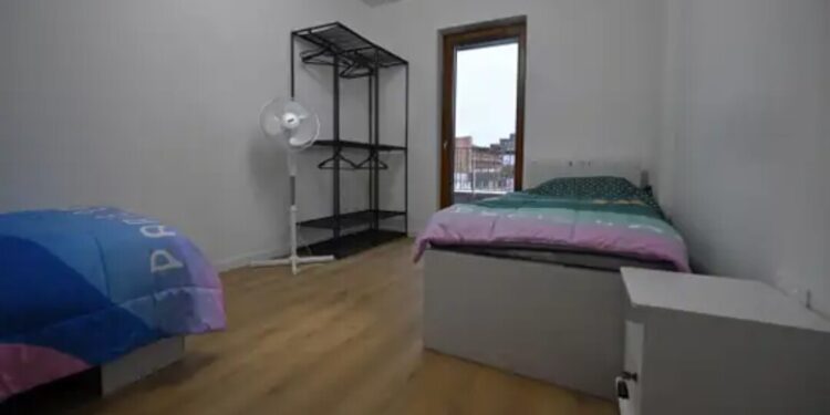 Camas de papel e sem ar condicionado, visitando a Vila Olímpica de Paris