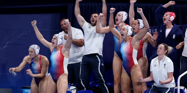 Com virada no último quarto, França vence primeira em Paris