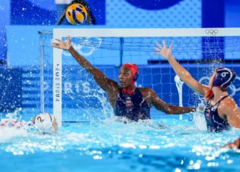 Atuais campeãs vencem e se reabilitam no polo aquático