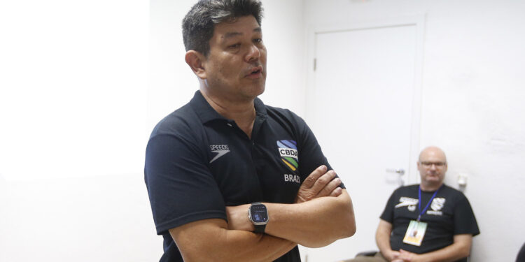 Coordenador técnico da natação sofre acidente em Paris