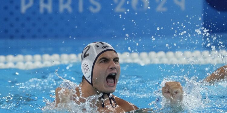 Polo aquático masculino tem início em Paris