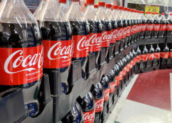 O que os atletas estão tomando para se proteger dos problemas com o Rio Sena? Coca Cola!