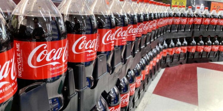 O que os atletas estão tomando para se proteger dos problemas com o Rio Sena? Coca Cola!