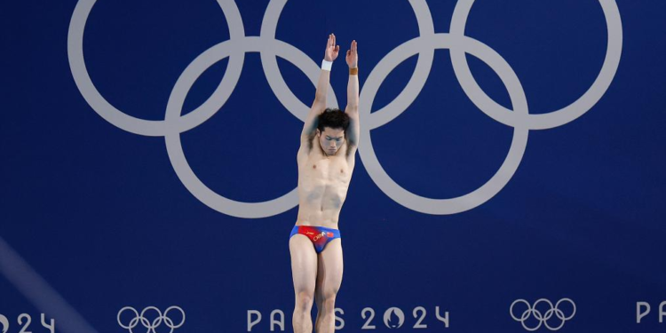 Em dia sem medalhas, chineses avançam na eliminatórias dos saltos