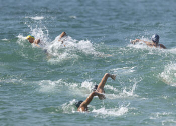 Lucas Davesac e Leticia Silva são os campeões das águas abertas no JUBs de praia no Rio