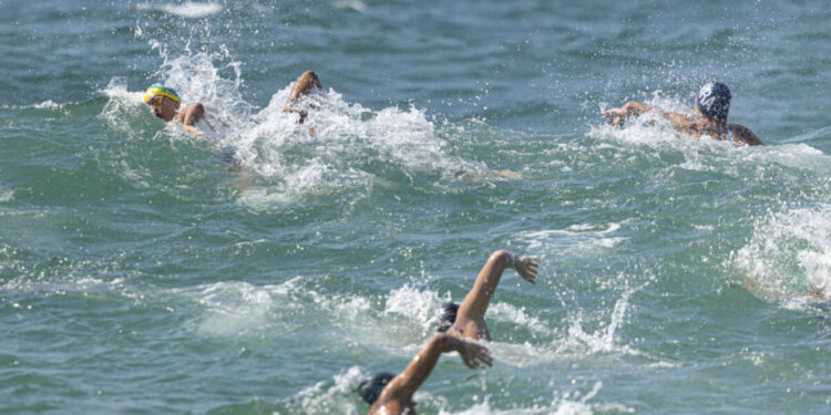 Lucas Davesac e Leticia Silva são os campeões das águas abertas no JUBs de praia no Rio
