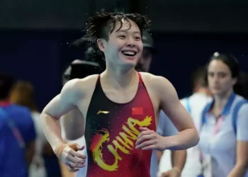 China a uma medalha da perfeição nos saltos ornamentais