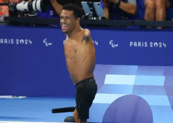 Carol Santiago e Gabriel Araújo no alto do pódio em Paris