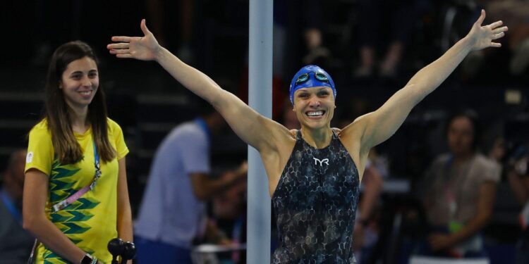Carol Santiago e Gabriel Araújo no alto do pódio em Paris