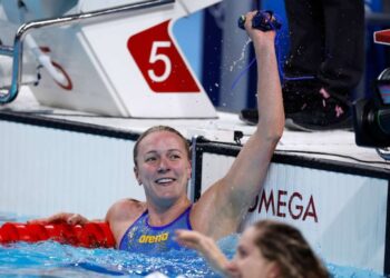 Sarah Sjoestroem nada em busca dos recordes mundiais dos 50m livre e borboleta