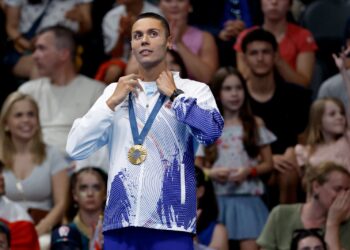 DAVID POPOVICI 200 MIL EUROS E UM SALÁRIO PARA O RESTO DA VIDA