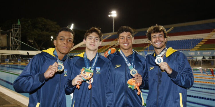 Natação bate 47 medalhas e caminha rumo ao título geral no Sul-Americano; polo estreia com vitória