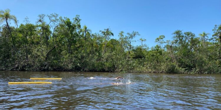 Mais de 60 atletas nadam no Rio Guaratuba com a Rota55
