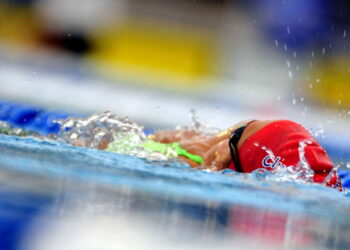 Pedaço do teto cai numa piscina durante a competição na Espanha, e a prova não pára