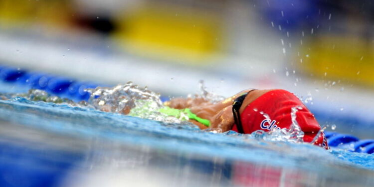 Pedaço do teto cai numa piscina durante a competição na Espanha, e a prova não pára