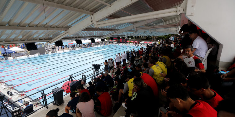 Guilherme Caribé nada abaixo do índice nos 50m livre