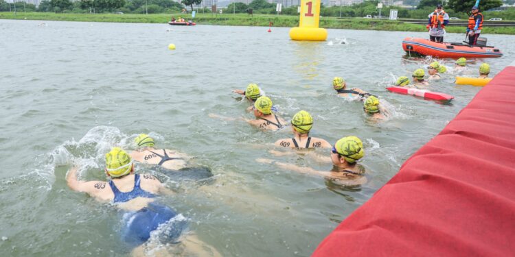 Brasil conquista medalhas nas águas abertas nos Jogos Mundiais Master 2025