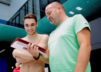 Parlamento húngaro aprova lei Milak e dá aposentadoria vitalícia ao ex treinador de Kristof Milak