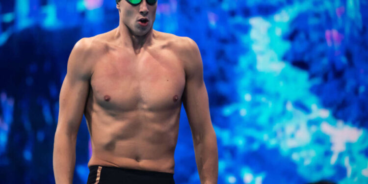 Kristian Gkolomeev nada 50m livre com traje ilegal e faz 20.89