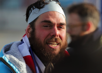 Ross Edgley desafia os limites humanos em expedição a nado ao redor da Islândia