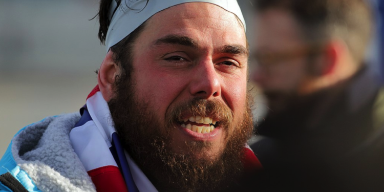 Ross Edgley desafia os limites humanos em expedição a nado ao redor da Islândia