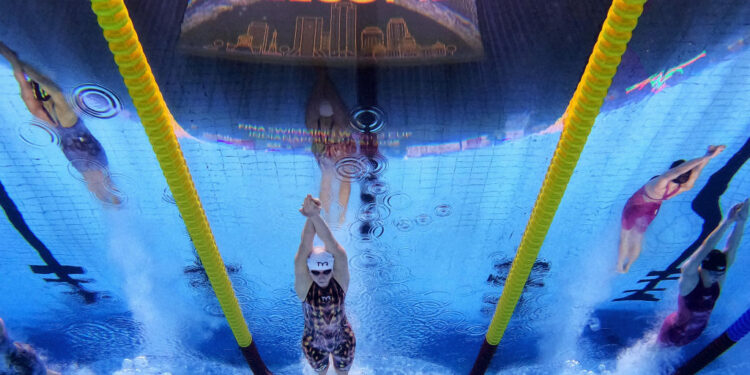 Katie Ledecky fez terceiro tempo da história nos 800 e revezamentos fortes no dia 1 USA Nationals
