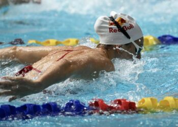 Summer Mcintosh faz segundo melhor tempo da história nos 200m borboleta