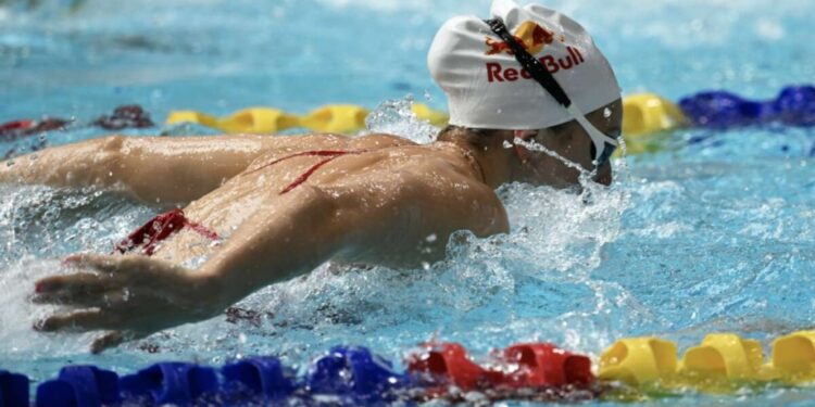 Summer Mcintosh faz segundo melhor tempo da história nos 200m borboleta