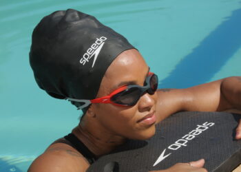 Speedo lança touca de natação para cabelos crespos, volumosos e dreads