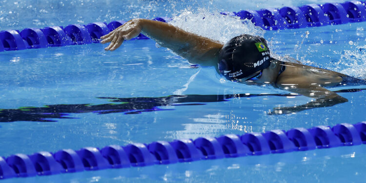 Mafê e Stephanie avançam para a semi nos 200m livre