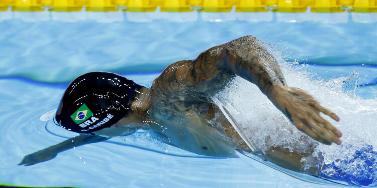 Guilherme Caribé vai a semifinal dos 100m livre