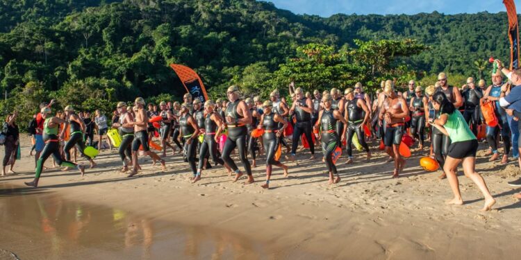 Gloria Ribeiro e Vinícius Souza vencem os 6,5km da Swimrun Brasil em Paraty (RJ)