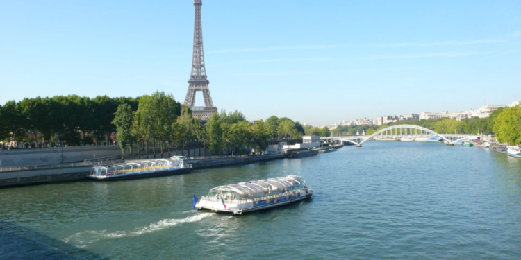 Primeira competição de águas abertas no Rio Sena depois da Olimpíada seria amanhã, seria…