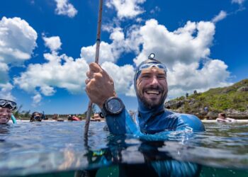 Mergulhador croata bate recorde e fica 29 minutos embaixo d’água
