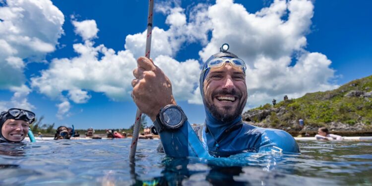 Mergulhador croata bate recorde e fica 29 minutos embaixo d’água