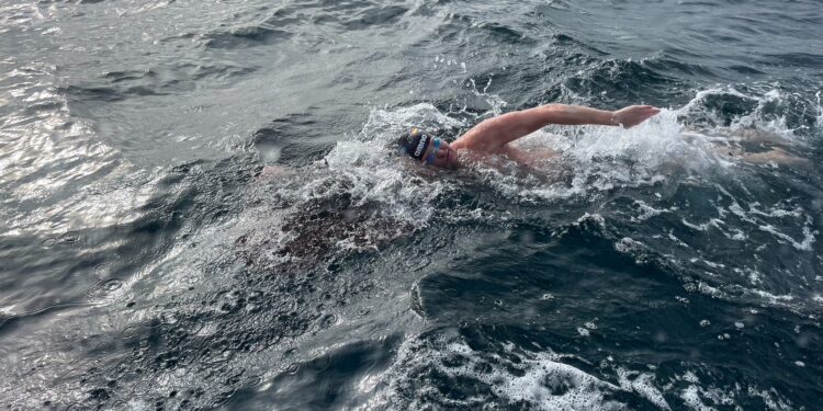 Andreas Waschburger quebra recorde histórico no Canal do Norte.