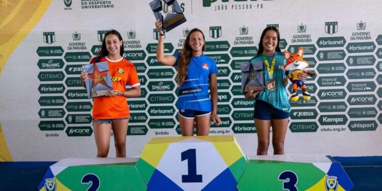 Julia Pereira e Lucas Davesac campeões das águas abertas no JUBs