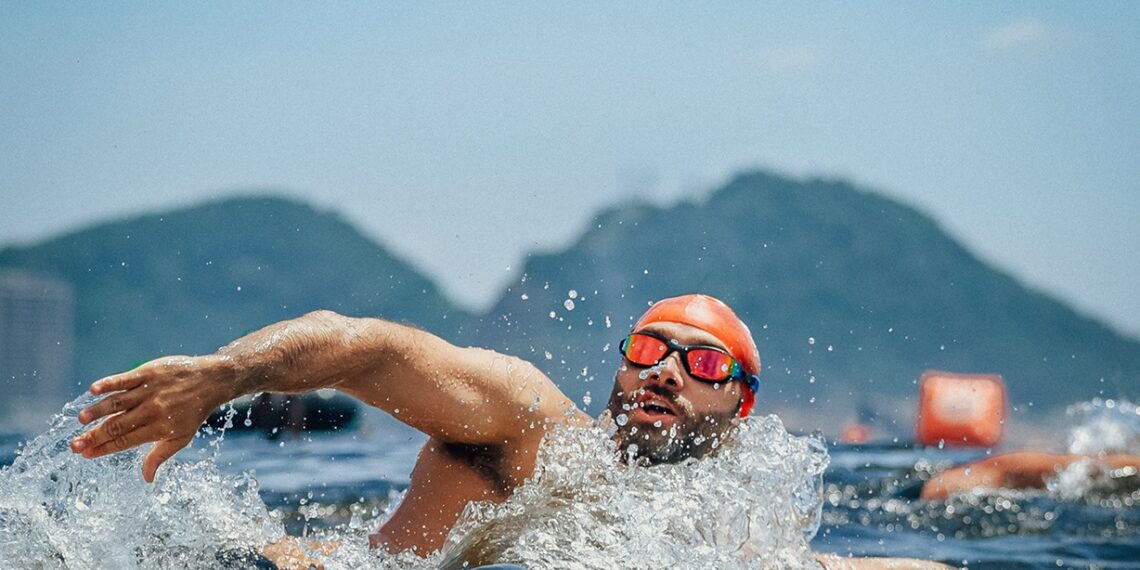 Sesc RJ apoia o Rei e Rainha do Mar do Leblon e leva alunos da natação pela primeira vez para disputar em águas abertas