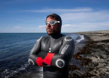 Ross Edgley completa a primeira volta documentada a nado na Islândia, pendente de ratificação