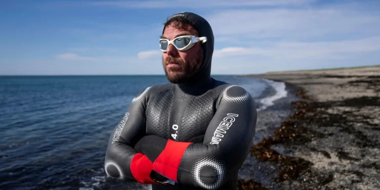 Ross Edgley completa a primeira volta documentada a nado na Islândia, pendente de ratificação