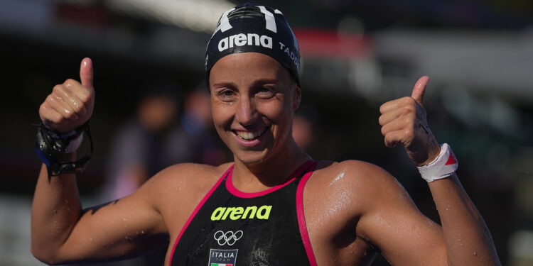 Ginevra Taddeucci da Itália e Logan Fontaine os Reis da Copa do Mundo de Águas Abertas