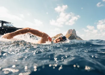 Nado épico ao redor de Ibiza: uma conquista pioneira de dois campeões