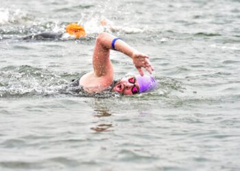 Kaique Ayran desafia a hemofilia e completa maratona aquática de 10 km no Paraná