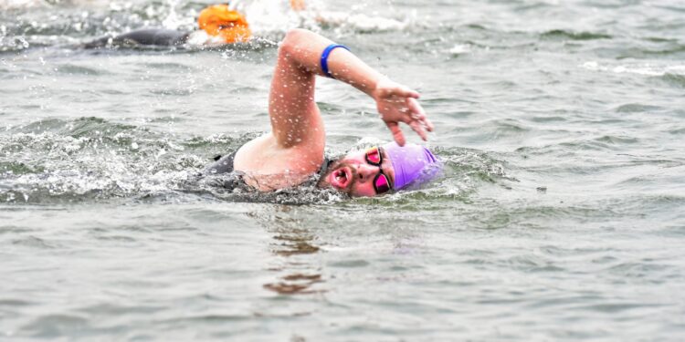 Kaique Ayran desafia a hemofilia e completa maratona aquática de 10 km no Paraná