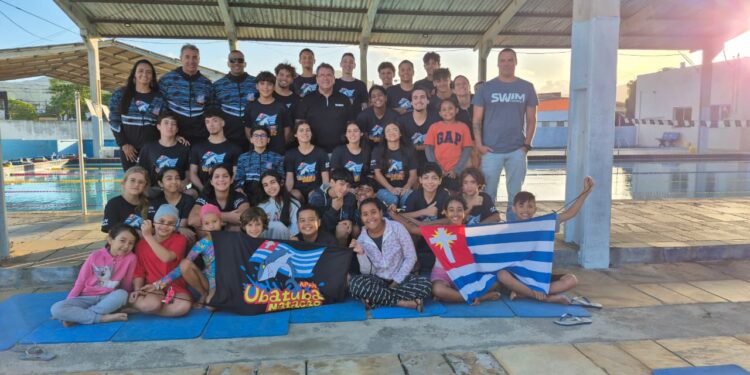 Coach Alex Pussieldi visita equipe da APAN Ubatuba
