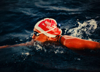 Débora Puzzi bate recorde na Travessia do Leme ao Pontal