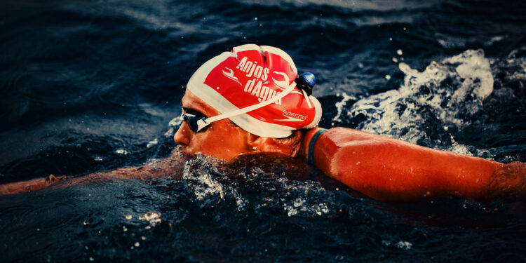 Débora Puzzi bate recorde na Travessia do Leme ao Pontal