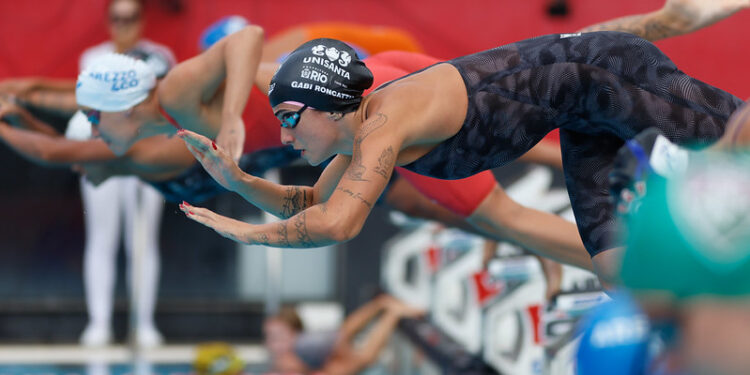Gabrielle Roncatto e Caio Pumputis, os nadadores mais vitoriosos de 2025
