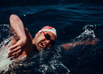 Erik Nakumo completa 76 km de nado na Ilha Grande